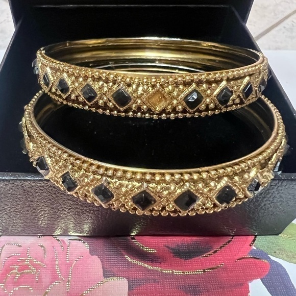 𝅺GOLD plated bangle bracelet set with black beaded inlay - Picture 2 of 2